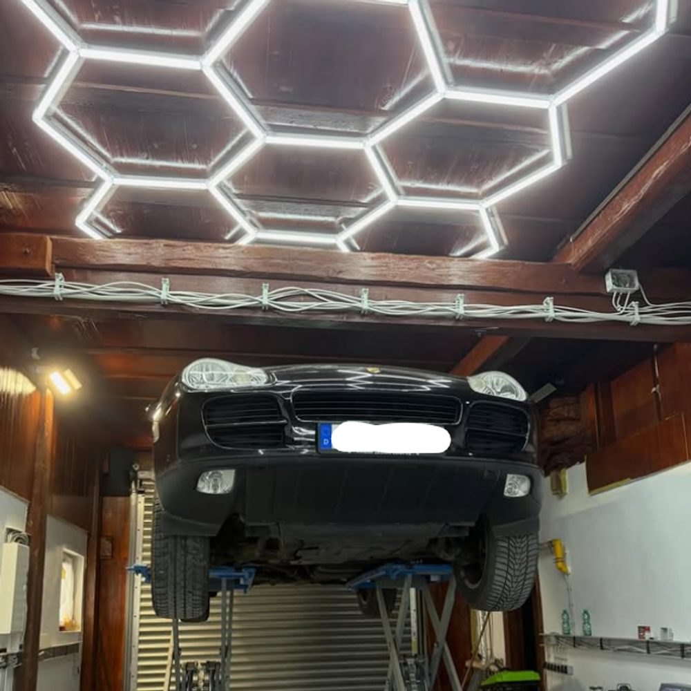 Fahrzeug auf der Hebebühne in der Werkstatt