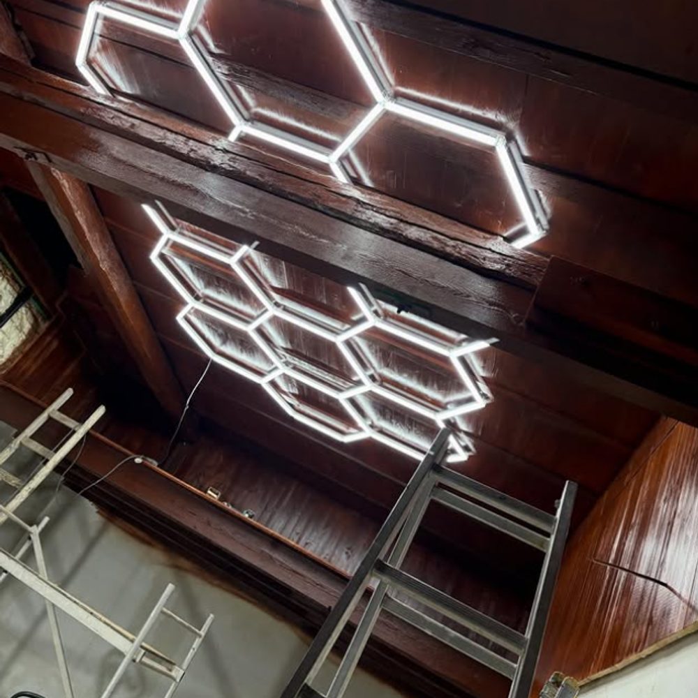Moderne Hexagon-LED-Beleuchtung in der Werkstatt