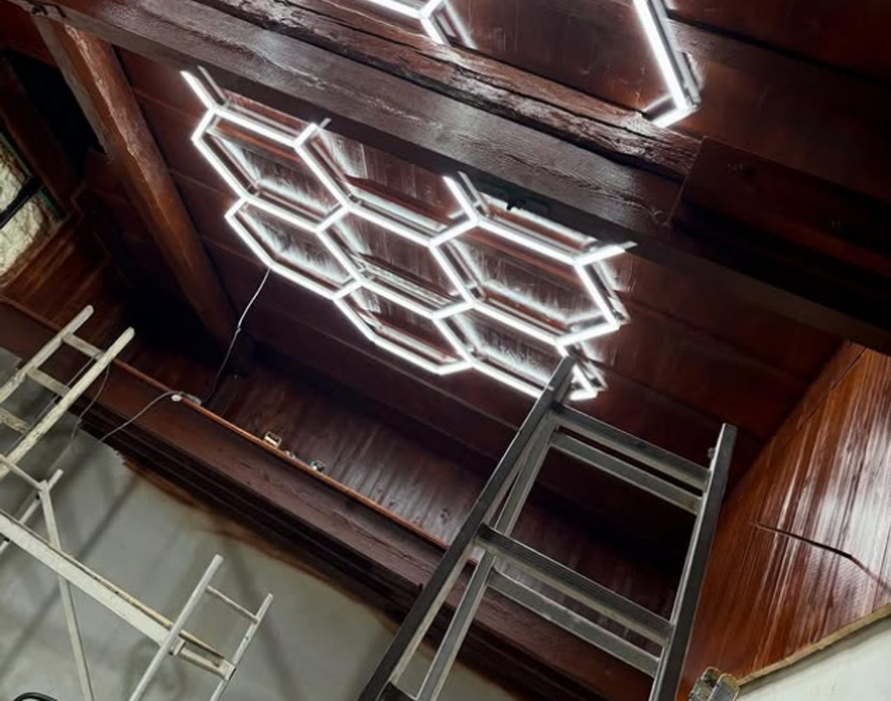Moderne Werkstatt mit markanter Hexagon-LED-Beleuchtung